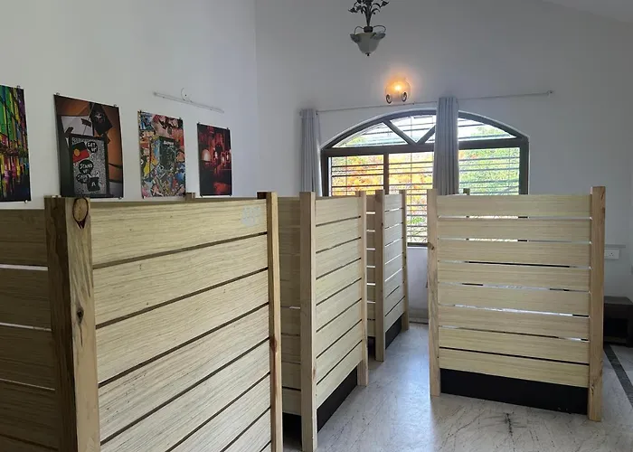 Lifespace- Tailor Made For Working Professionals- Luxurious Twin Bungalow With Cowork- Only 3 And 4 Share RoomsHostel